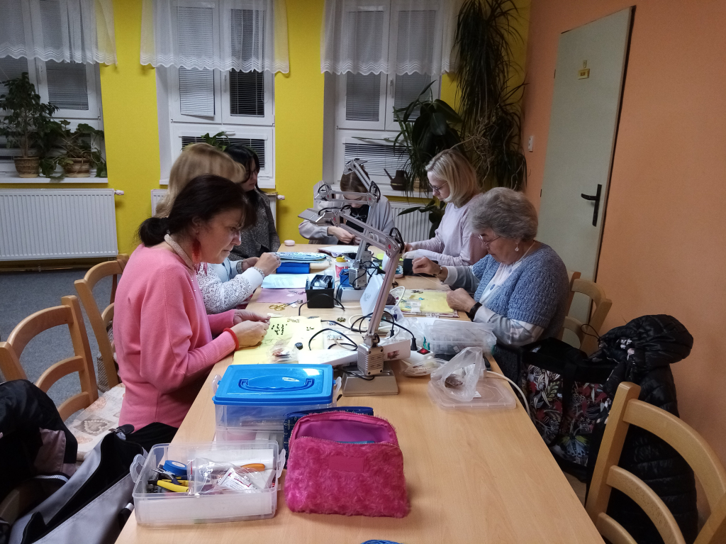 šablony-komunita 13.11.25-korálky náramky (1).jpg