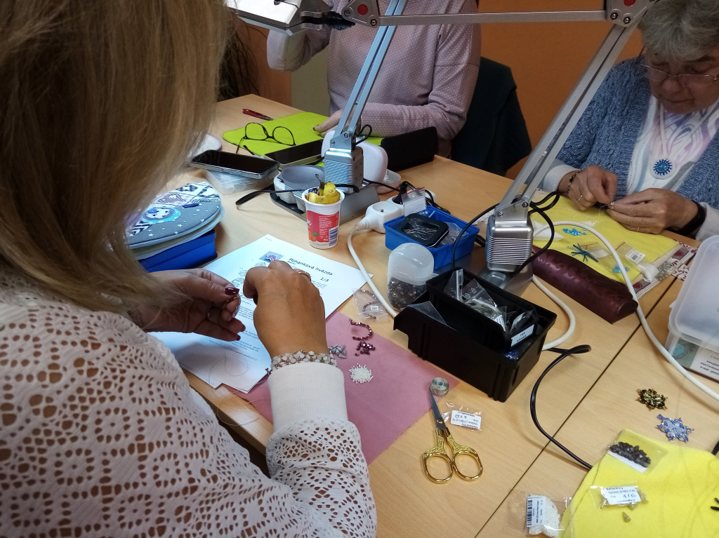 šablony-komunita 13.11.25-korálky náramky (4).jpg