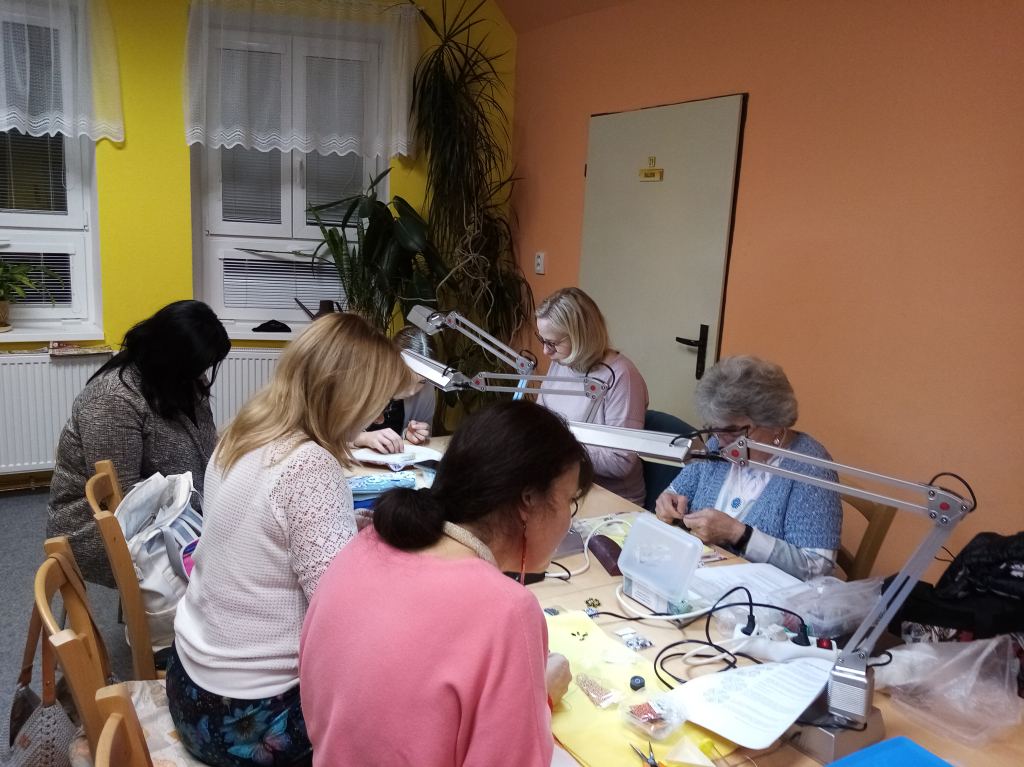 šablony-komunita 13.11.25-korálky náramky (2).jpg