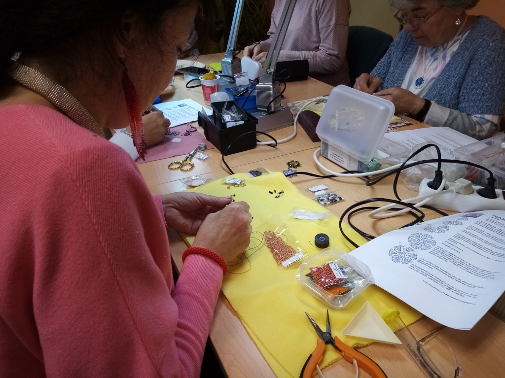 šablony-komunita 13.11.25-korálky náramky (3).jpg