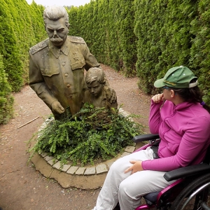 DSCN8013 9.7.2020 socha J.V.Stalina v labyrintu bludiště.JPG