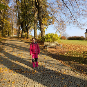 DSCN7854 Zuzka v aleji.JPG